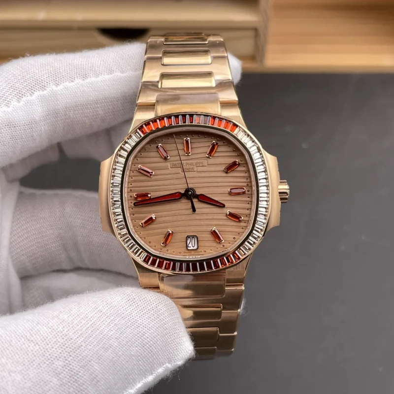 img01_0005_3K_百达翡丽_鹦鹉螺_7118_彩宝钻圈玫瑰金棕盘_35.2mm_324机芯.webp Patek Philippe Nautilus 7118 Rose Gold 35.2mm