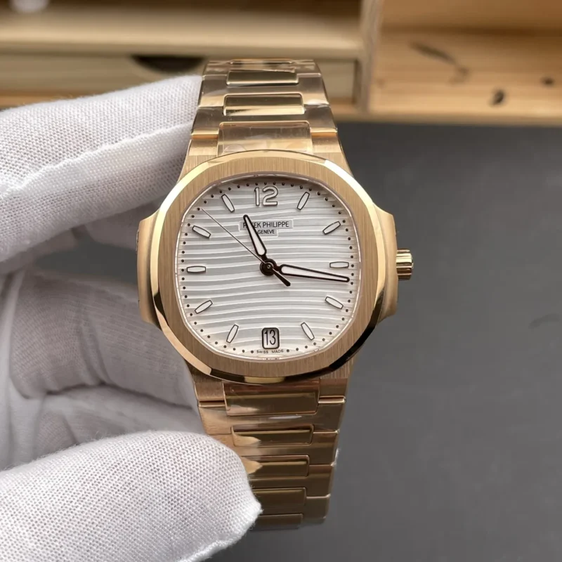 img01_0006_3K_百达翡丽_鹦鹉螺_7118_玫瑰金白盘_35.2mm_324机芯.webp Patek Philippe Nautilus 7118 Rose Gold 35.2mm