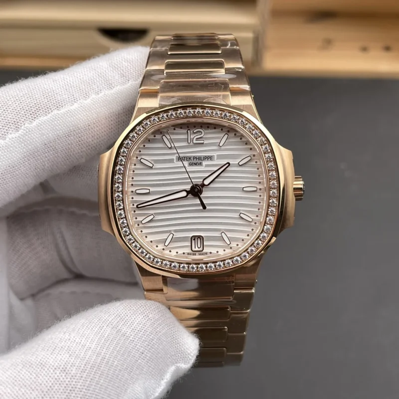 img01_0007_3K_百达翡丽_鹦鹉螺_7118_玫瑰金钻圈白盘_35.2mm_324机芯.webp Patek Philippe Nautilus 7118 Rose Gold 35.2mm