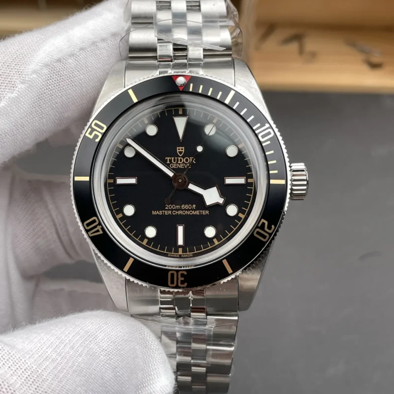 img01_0041_3T_帝舵_碧湾_红三角_39mm_2824机芯.webp Tudor Black Bay Red 39mm