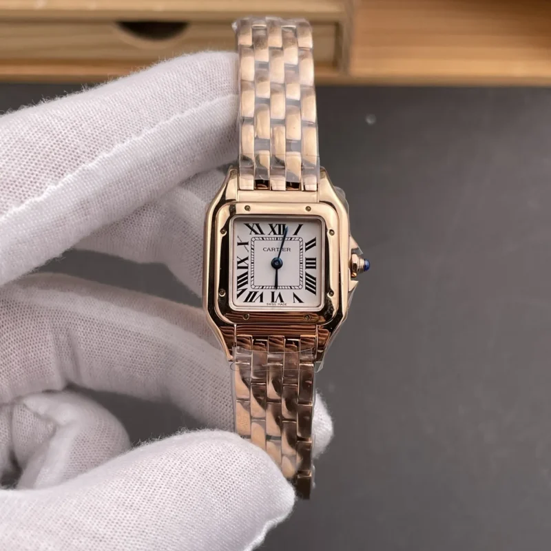 img01_0105_8848F_卡地亚_猎豹_全玫瑰金_小号_22x30mm_石英款.webp Cartier Panthere Rose Gold 22x30mm