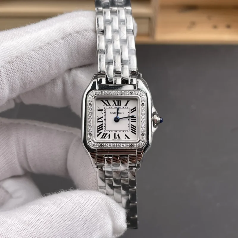 img01_0106_8848F_卡地亚_猎豹_钻圈白盘_小号_22x30mm_石英款.webp Cartier Panthere Diamond Bezel 22x30mm
