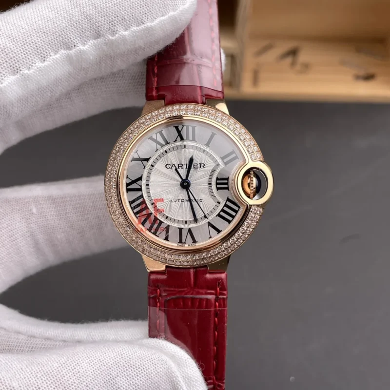 img01_0180_AF_卡地亚_蓝气球_双排钻圈玫金款_针扣_33mm_NH05机芯.webp Cartier Ballon Bleu Diamond Bezel 33mm