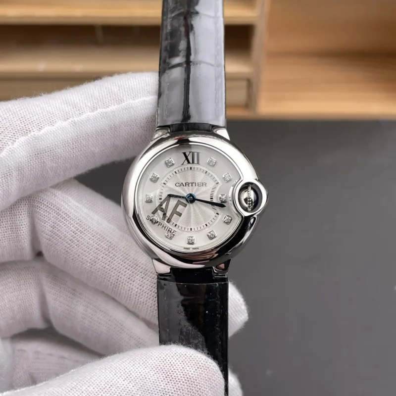 img01_0187_AF_卡地亚_蓝气球_钻刻白盘_皮带款_28mm_石英款.webp Cartier Ballon Bleu Diamond Markers Ladies 28mm