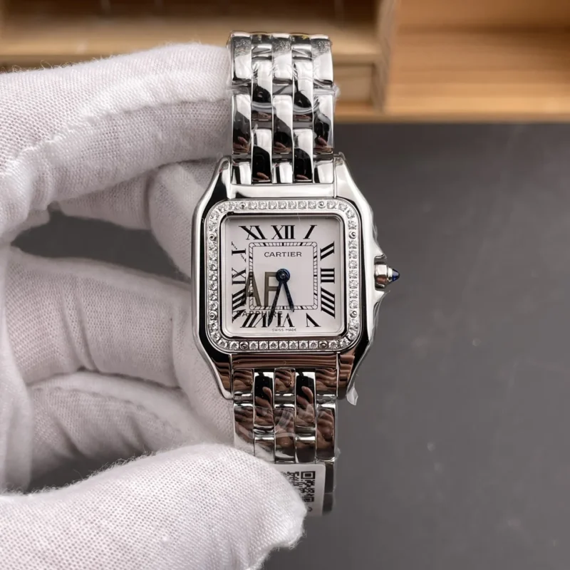 img01_0196_AF_卡地亚_猎豹_钻圈白盘_中号_27x37mm_石英款.webp Cartier Panthere Diamond Bezel 27x37mm