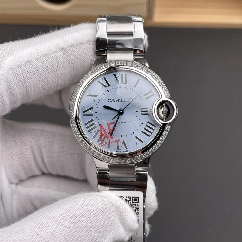 img01_0238_AF_卡地亚_蓝气球_冰蓝盘钻圈_33mm_NH05机芯.webp Cartier Ballon Bleu Diamond Bezel 33mm