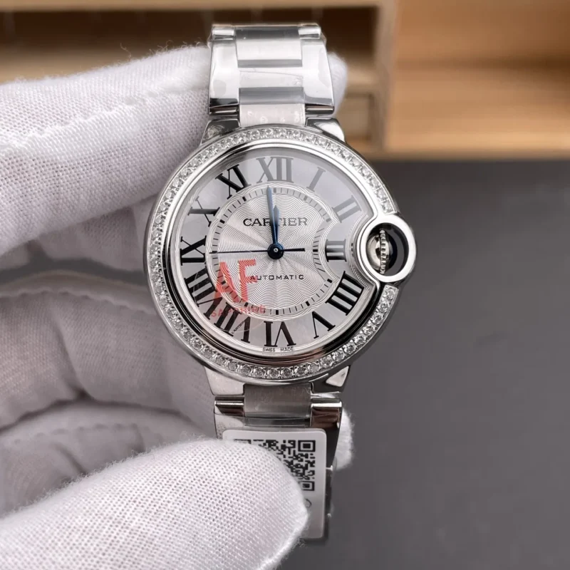 img01_0239_AF_卡地亚_蓝气球_单排钻圈卡地亚_33mm_NH05机芯.webp Cartier Ballon Bleu Diamond Bezel 33mm