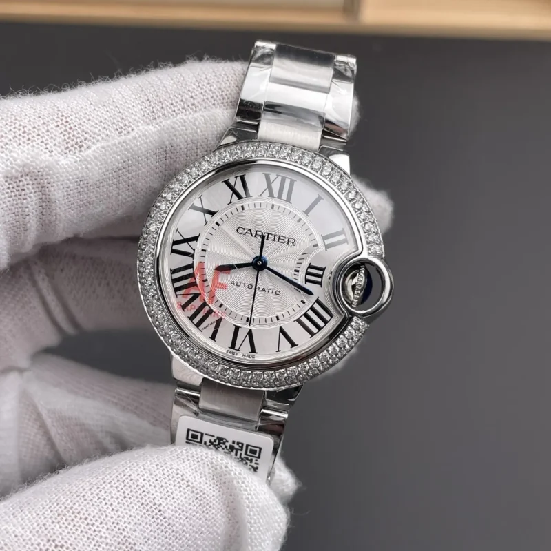 img01_0250_AF_卡地亚_蓝气球_双排钻_33mm_NH05机芯.webp Cartier Ballon Bleu 33mm