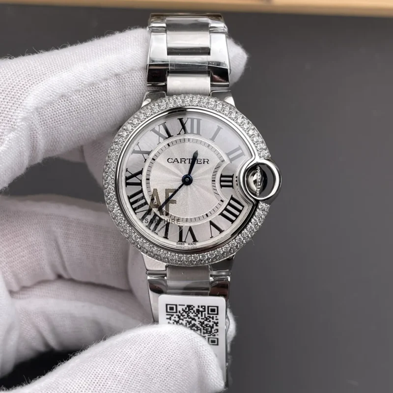 img01_0252_AF_卡地亚_蓝气球_双排钻圈_33mm_石英款.webp Cartier Ballon Bleu Diamond Bezel 33mm