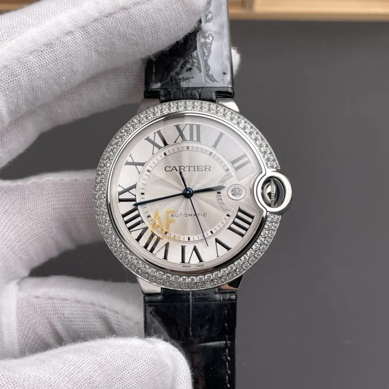 img01_0256_AF_卡地亚_蓝气球_双排钻圈_皮带款_42mm_2824机芯.webp Cartier Ballon Bleu Diamond Bezel 42mm