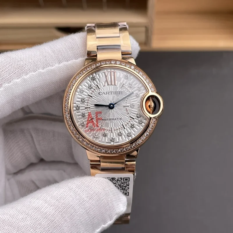 img01_0295_AF_卡地亚_蓝气球_全金钻圈钻刻银气球_33mm_NH05机芯.webp Cartier Ballon Bleu Diamond Bezel 33mm