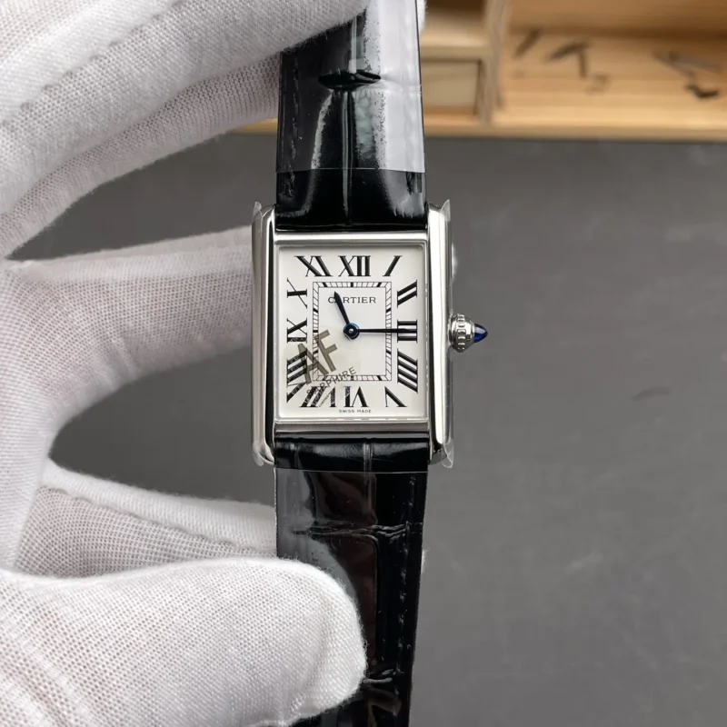 img01_0312_AF_卡地亚_坦克_白盘_中号_新款_33.7x25.5mm_石英款.webp Cartier Tank White Dial 33.7x25.5mm