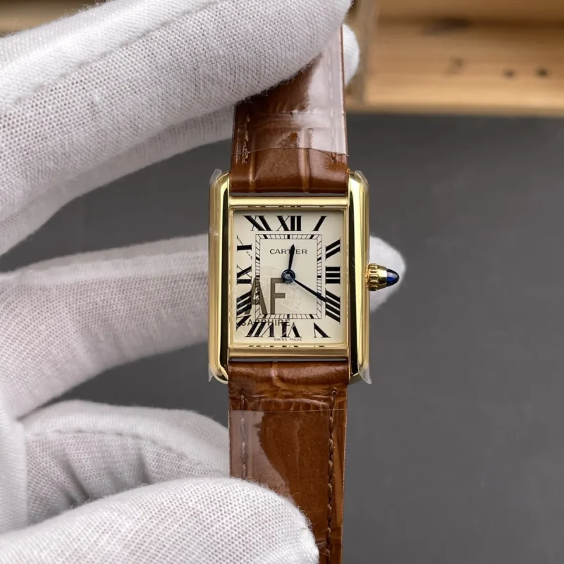 img01_0320_AF_卡地亚_坦克_黄金小号_新款_29.5x22mm_石英机芯.webp Cartier Tank New 29.5x22mm