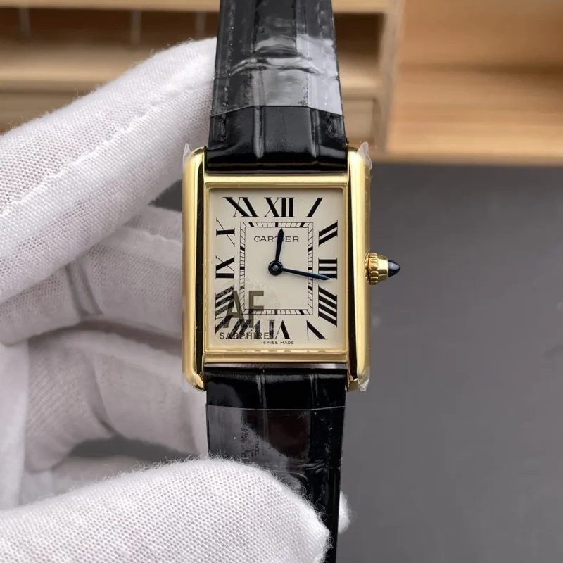 img01_0321_AF_卡地亚_坦克_黄金中号_新款_33.7x25.5mm_石英款.webp Cartier Tank New 33.7x25.5mm