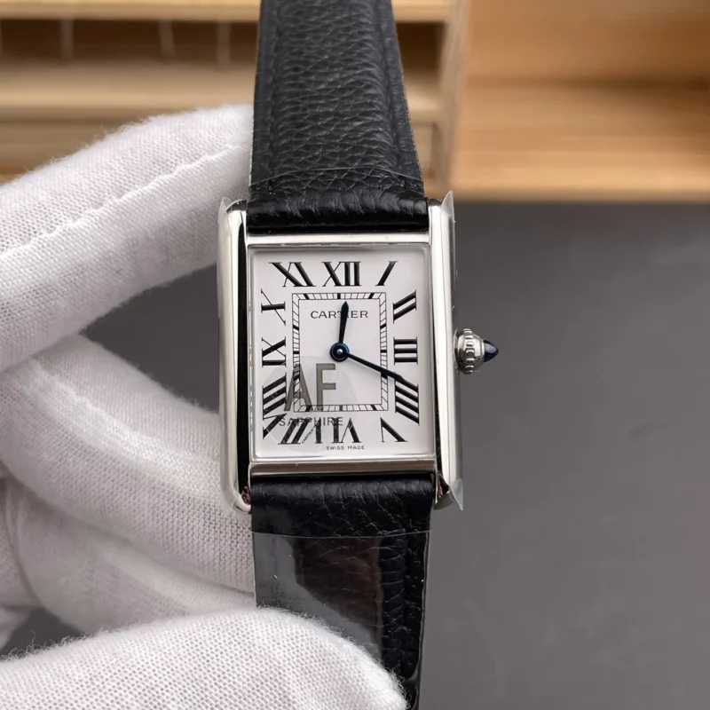 img01_0322_AF_卡地亚_坦克_中号_新款_33.7x25.5mm_石英款.webp Cartier Tank New 33.7x25.5mm
