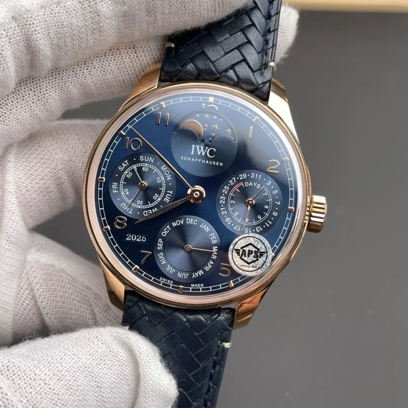img01_0456_APS_万国_葡萄牙系列_万年历玫金蓝_42.2mm_复杂功能机芯.webp IWC Portugieser Perpetual Calendar 42.2mm