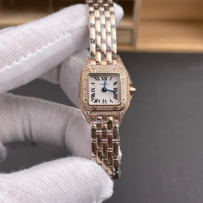 img01_0638_BBA_卡地亚_猎豹系列_玫瑰金满钻mini_19x25mm_石英款.webp Cartier Panthere Rose Gold 19x25mm