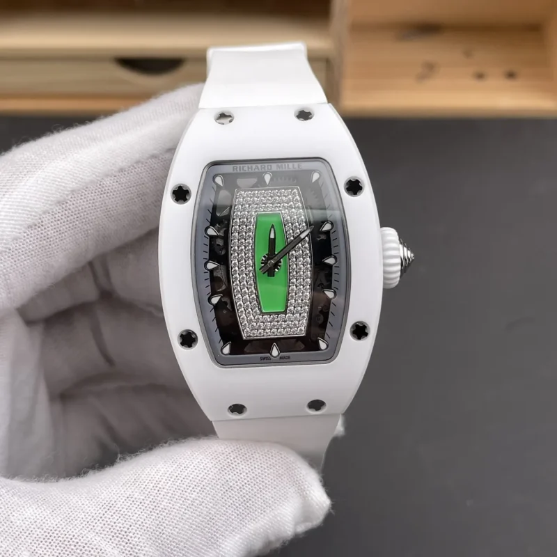 img01_0639_BBA_理查德米尔_RM07-01_白陶瓷绿唇红唇_45mm_定制机芯.webp Richard Mille RM 07-01 Ceramic 45mm