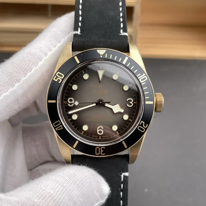 img01_1076_F4_帝舵_碧湾系列_M79250BM青铜外壳_43mm_2824机芯.webp Tudor Black Bay M79250 BM 43mm