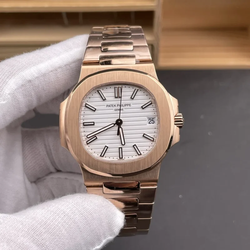 img01_1115_GR_百达翡丽_鹦鹉螺_5711_玫瑰金白盘_40mm_9015机芯.webp Patek Philippe Nautilus 5711 Rose Gold 40mm