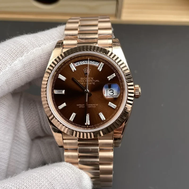 img01_1198_GS_劳力士_星期日志DD_咖啡冰糖盘配重版_40mm_3255机芯.webp Rolex Day-Date Coffee Baguette Diamond 40mm