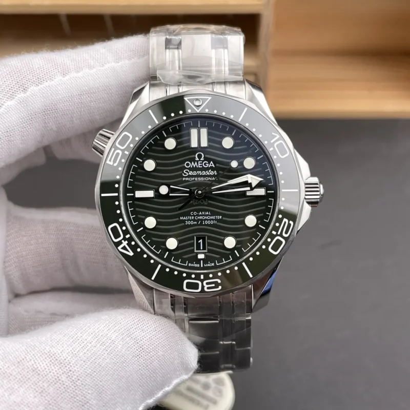 img01_1453_OR_欧米茄_海马系列_海马300绿盘双表带款_42mm_2824机芯.webp Omega Seamaster 300 Green Dial 42mm