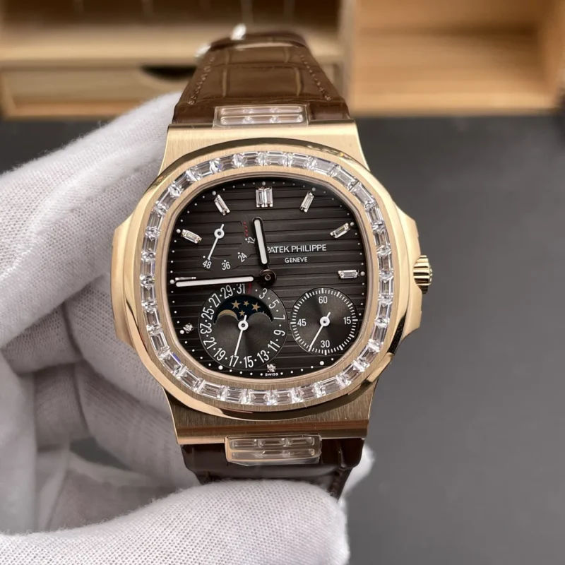 img01_1494_PPF_百达翡丽_鹦鹉螺_5724玫瑰金方钻圈黑褐盘_40mm_240机芯.webp Patek Philippe Nautilus Rose Gold 40mm