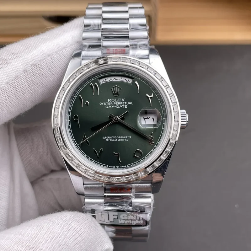 img01_1553_QF_劳力士_星期日志_DD_方钻圈绿中东_40mm_2836机芯.webp Rolex Day-Date Baguette Diamond 40mm