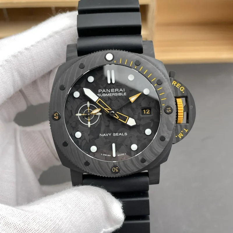 img01_2030_VS_沛纳海_Submersible潜行系列_PAM1324_碳纤维壳_44mm_P9010机芯.webp Panerai Submersible Submersible PAM1324 Carbon Fiber 44mm