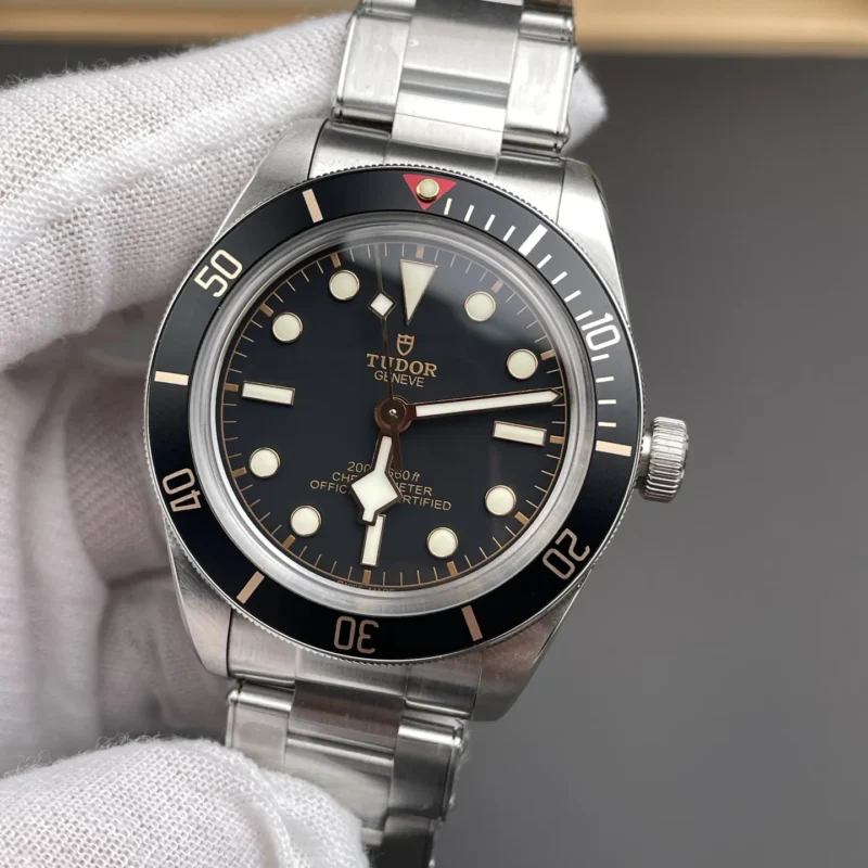 img01_2224_ZF_帝舵_碧湾系列_小红花红三角款_39mm_2824机芯.webp Tudor Black Bay Red 39mm