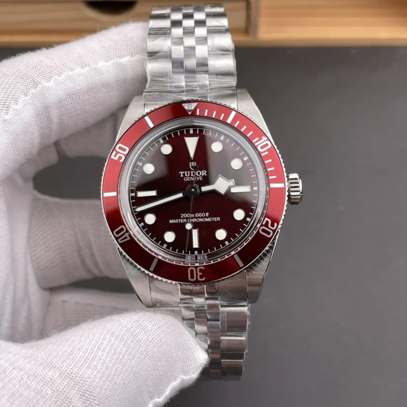 img01_2225_ZF_帝舵_碧湾系列_M7939红色字面款_39mm_2824机芯.webp Tudor Black Bay M7939 39mm