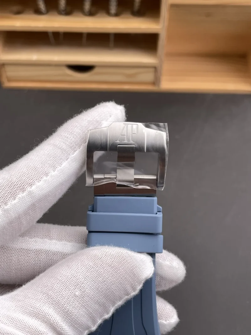 AP Royal Oak 15605 Smoked Blue 43mm