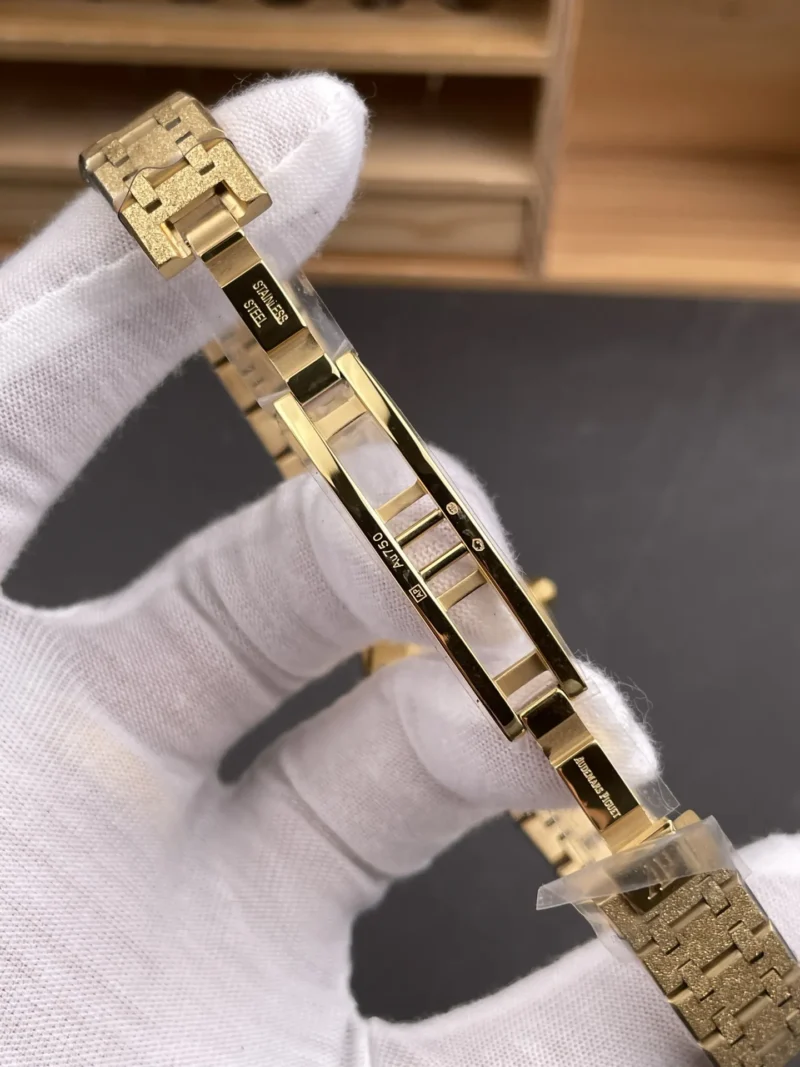 AP Royal Oak 67630 Frosted Gold 23mm