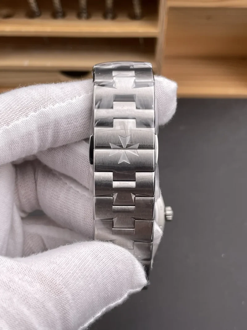 Vacheron Constantin Overseas 4300 Red Dial 41.5mm