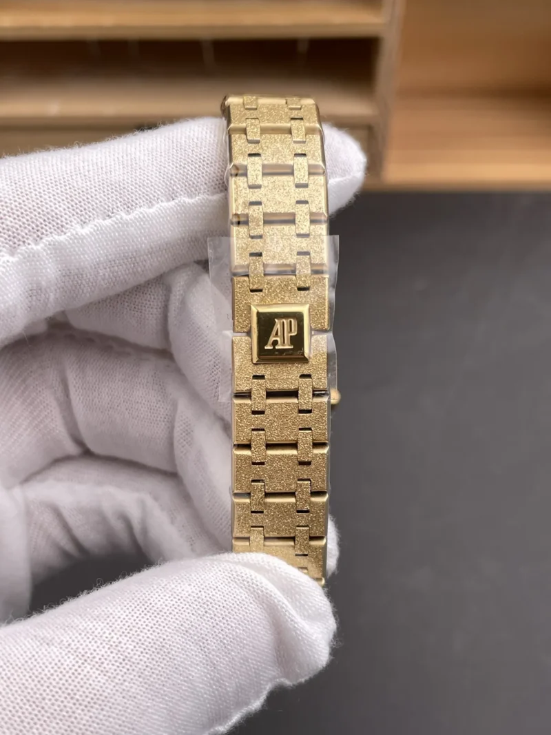 AP Royal Oak 67630 Frosted Gold 23mm